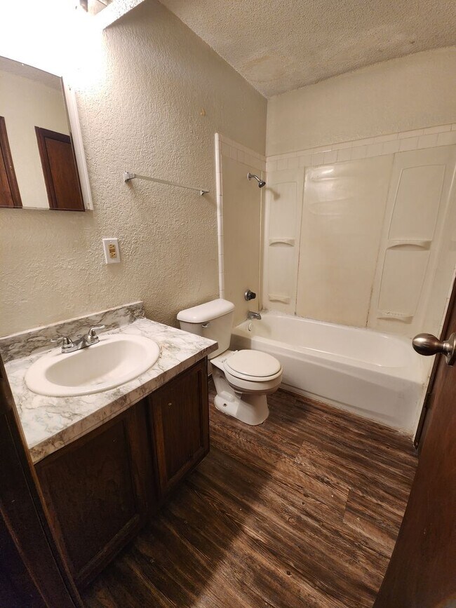 Building Photo - 2 Bedroom, 1 Bathroom Located in OKC Avail...
