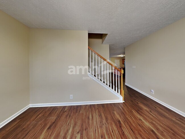 Foto del edificio - 313 School House Ct