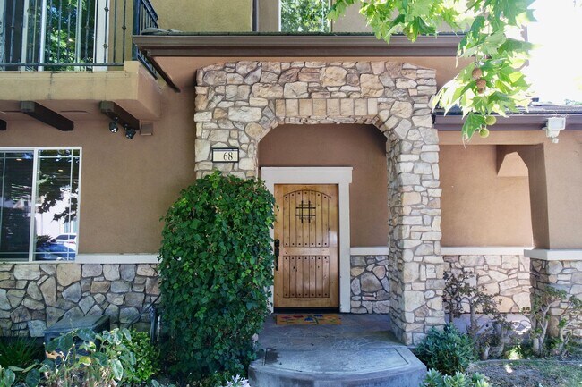 Building Photo - Modern House Near Downtown