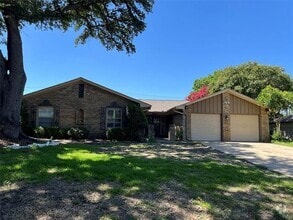 Building Photo - 802 Brookhurst Dr
