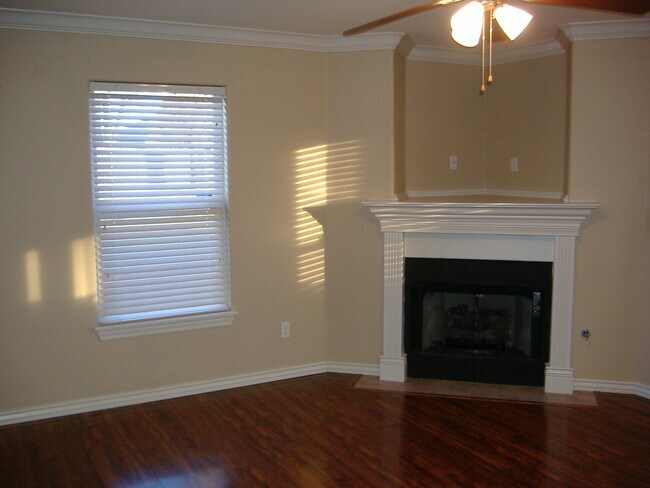 Foto del edificio - ***898 Oakwood***