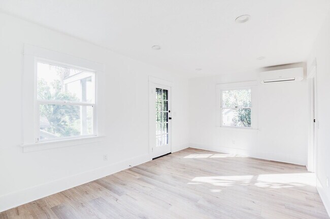 Building Photo - 984 Hyperion Ave