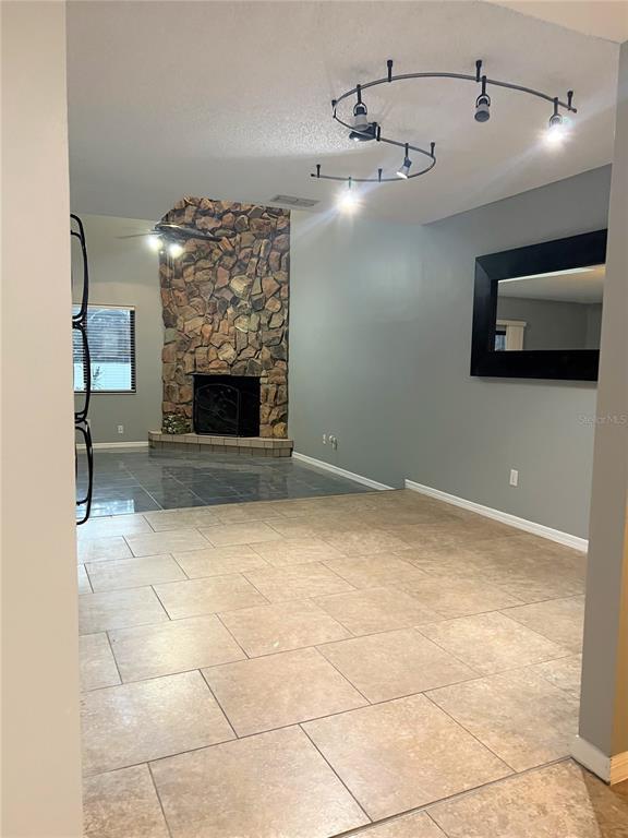Foto del edificio - 5909 Idle Forest Pl