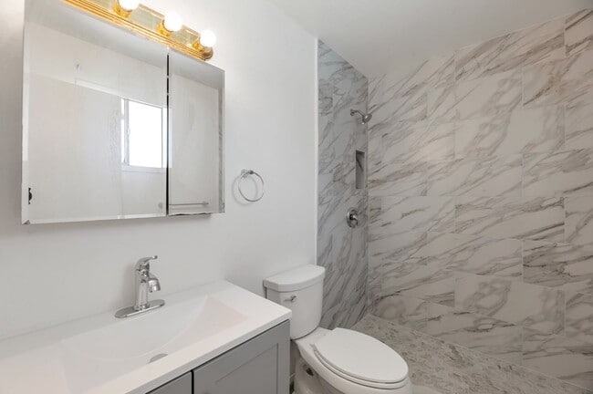 Foto del edificio - 5-Bedroom Tempe Home with Private Pool & Turf Yard Near ASU