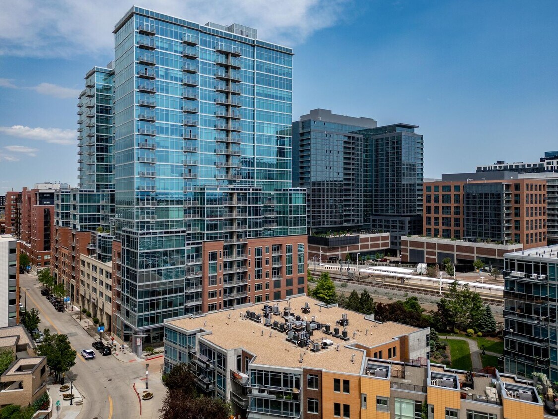 Foto principal - Glass House 1 Bed 1 Bath High Rise Condo w/ Mountain & City Views!!