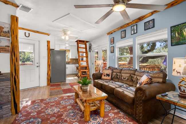 Building Photo - 105 Hi View Dr