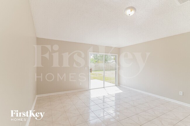 Foto del edificio - 12658 Holly Springs Ct
