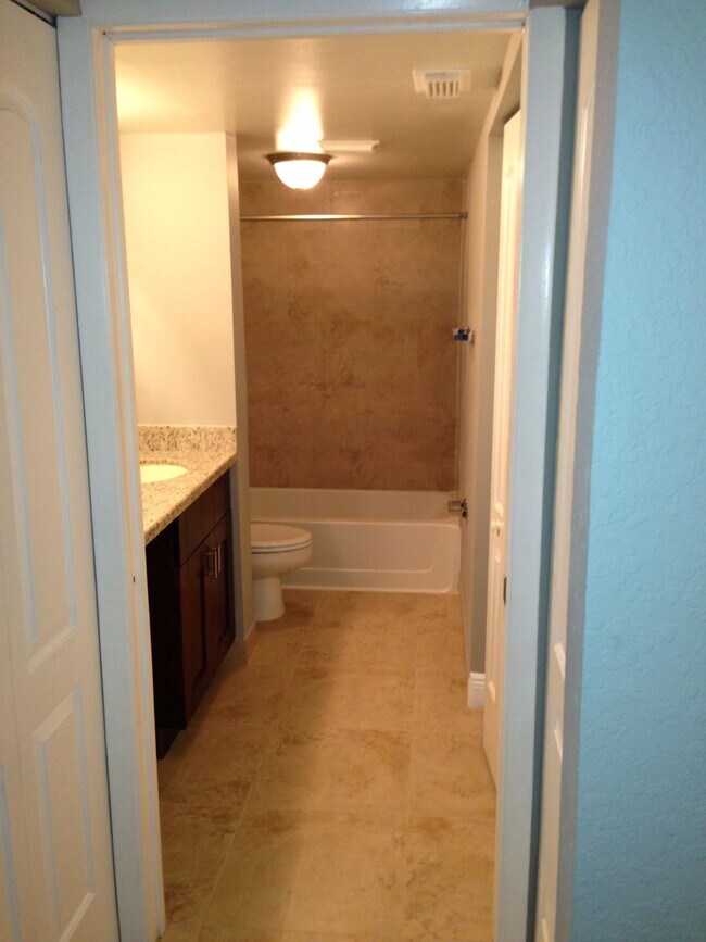 Building Photo - 2850 N Oakland Forest Dr