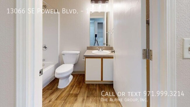 Foto del edificio - 13066 SE Powell Blvd