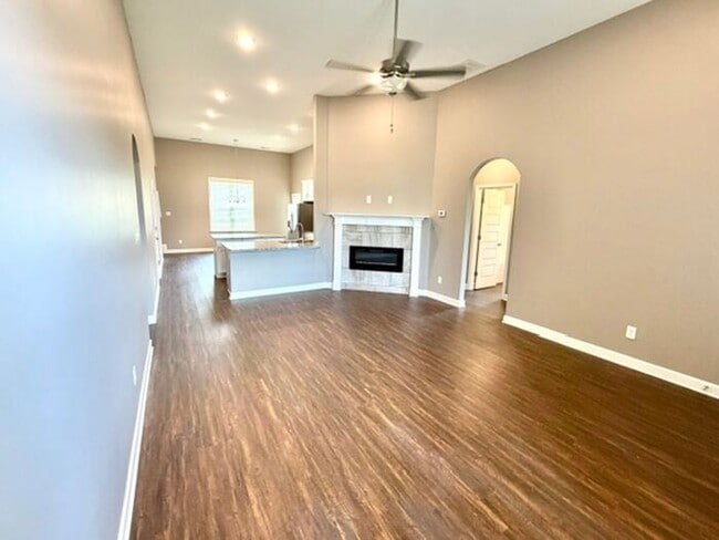 Building Photo - Now Leasing a 4-bedroom 3 bath home in Oakland, TN in Fairway Hills off of 64.