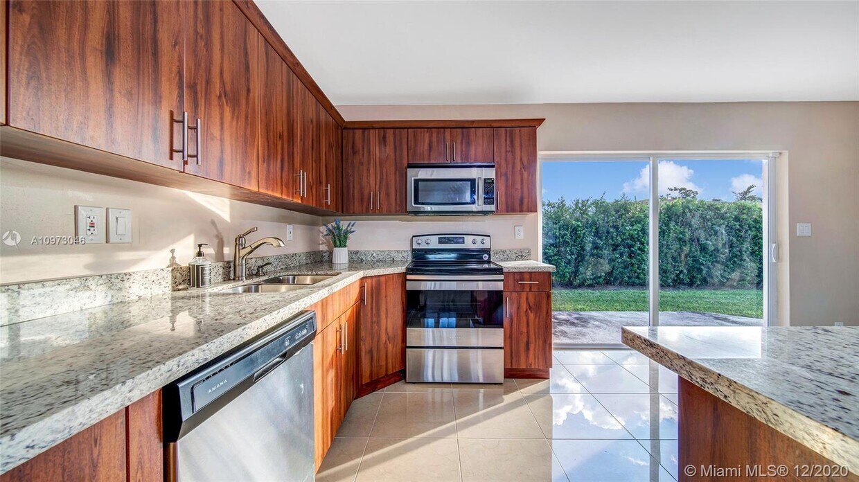 Foto principal - 580 NE 150th St