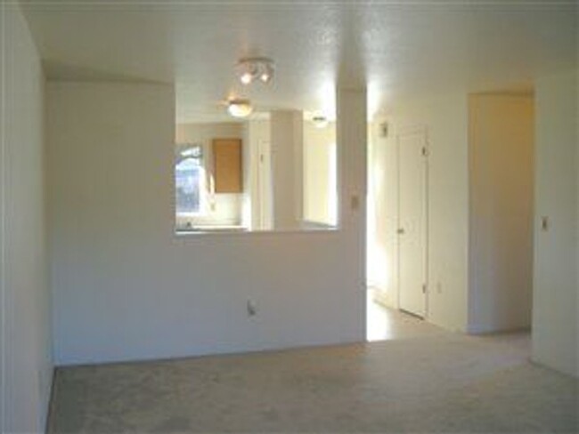 Building Photo - 2 Bedroom 1 Bath Duplex in Port Hadlock