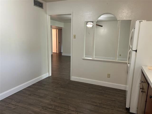 Building Photo - 517 N Holiday Dr