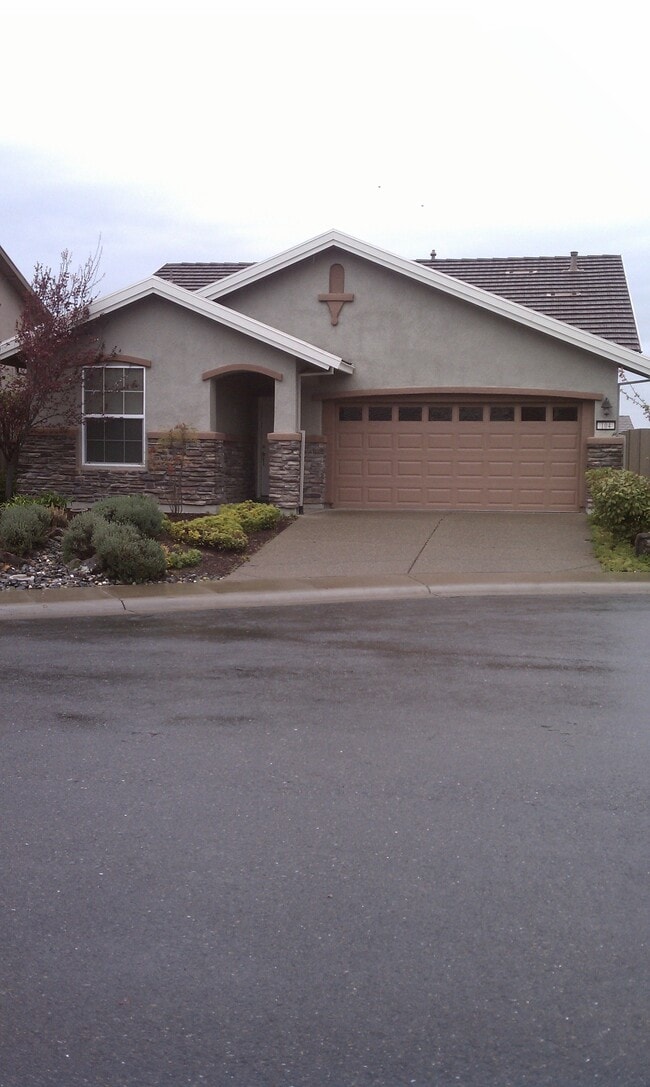 Building Photo - 104 Azeo Ct