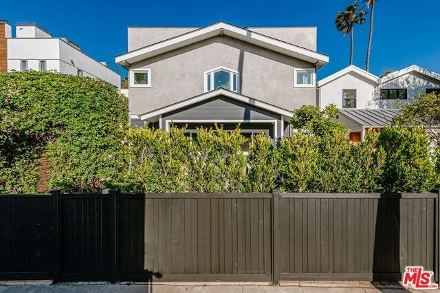 Primary Photo - 824 Venezia Ave