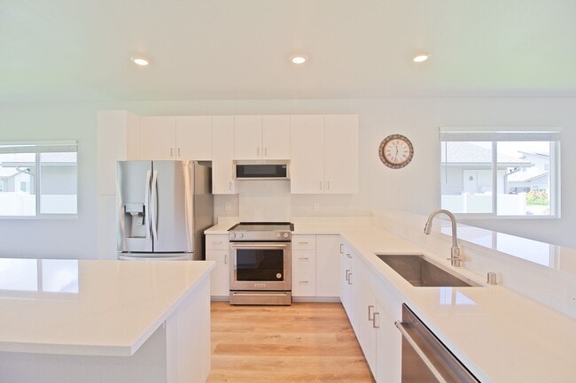 Building Photo - Ikena-Ho'opili/4 BD/2.5 BA/4 PK/ Available February 1