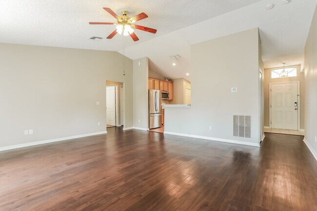 Building Photo - 136 Dover Bluff Dr