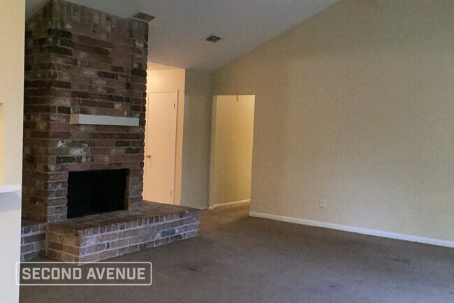 Foto del edificio - 16339 Maplemont Dr