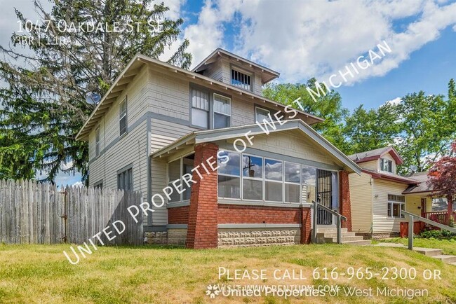 Building Photo - Available Now | 3 Bedroom, 1.5 Bath Single...