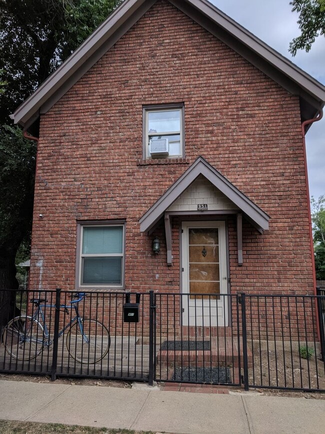 Building Photo - 951 College Ave