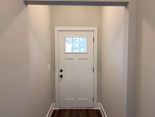 Building Photo - One level home with GARAGE!