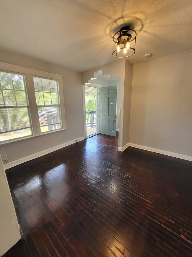 Foto del edificio - 1718 Pine Grove Ave