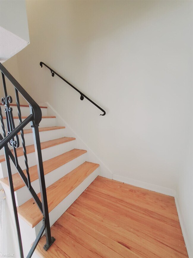 Building Photo - 2 br, 1.5 bath Townhome - 15 Elmwood St