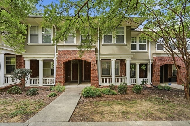 Building Photo - Uptown Charlotte Townhome with Dual Primary Suites