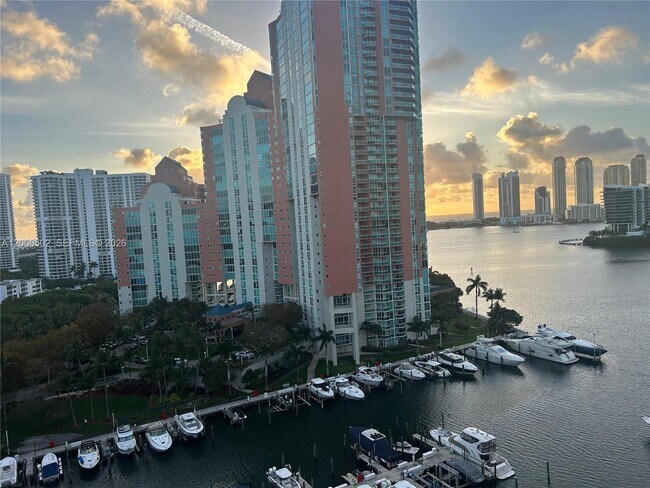 Foto del edificio - 3340 NE 190th St