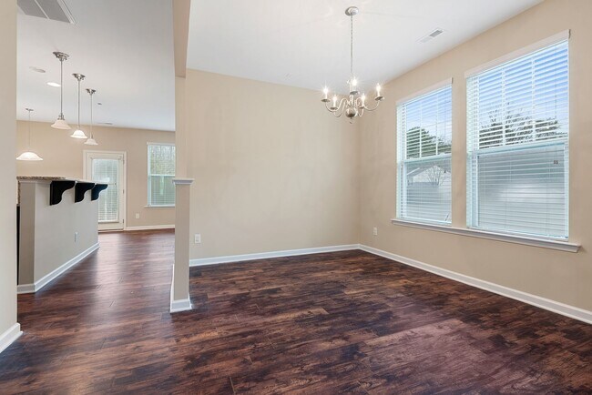 Foto del edificio - Beautiful 4BR, 2.5BA End Unit Townhome in East Raleigh - Available Now!