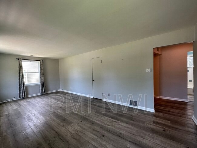 Building Photo - 8033 Maple Ave