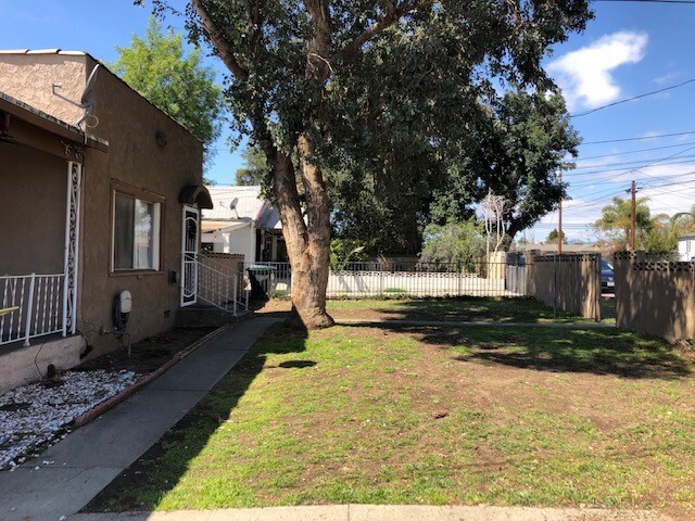 Front Yard with mature shade tree - 9343 Lomita Dr