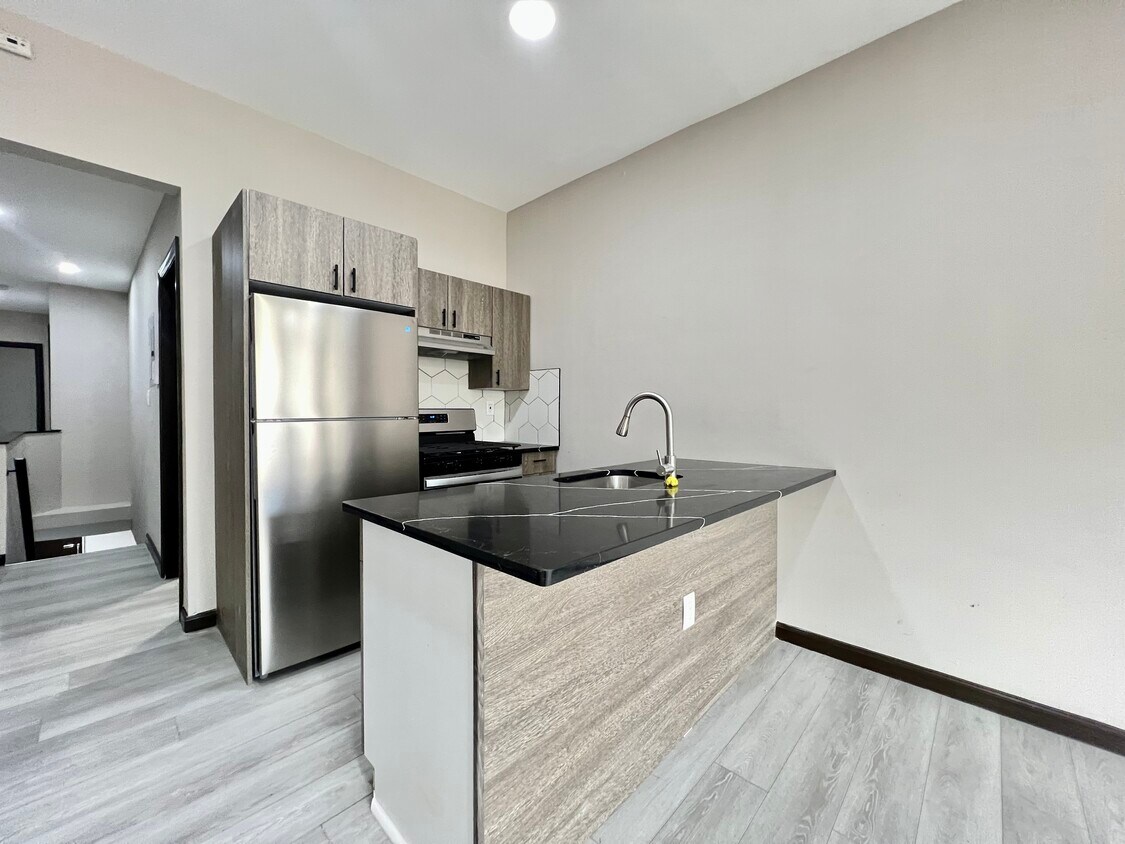 Foto principal - 163 Elwood Ave