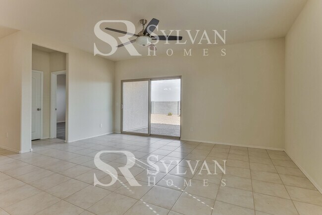 Foto del edificio - This charming home is ready for your personal touch!