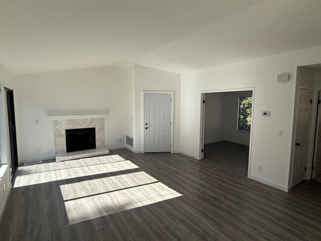 Foto del edificio - Renovated 2-Bedroom Condo in Martinez