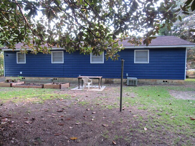 Building Photo - 1719 Kings Chapel Rd