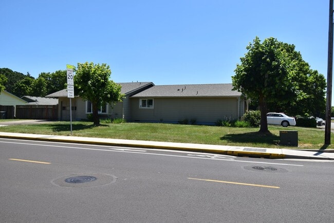 Building Photo - Well kept duplex with garage.
