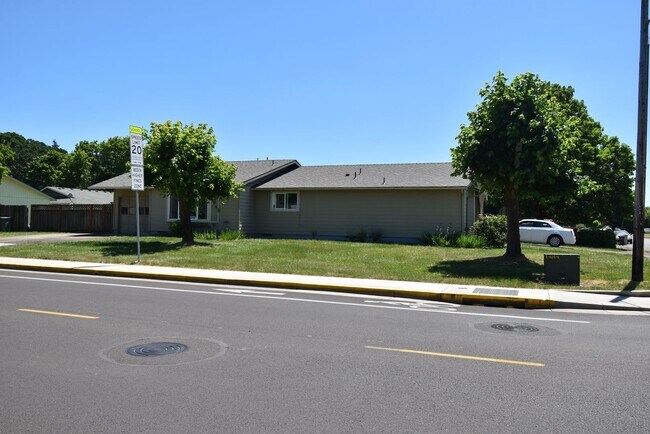 Foto del edificio - Well kept duplex with garage.