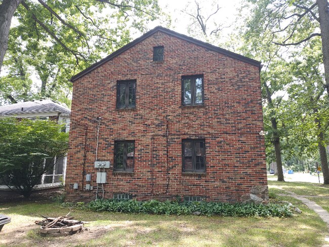 Building Photo - 2324 Kenwood Blvd