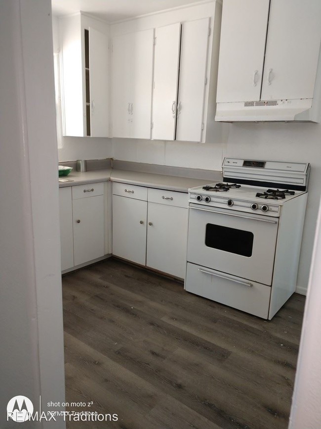 Building Photo - 2 br, 1 bath House - 452 N 3rd Ave