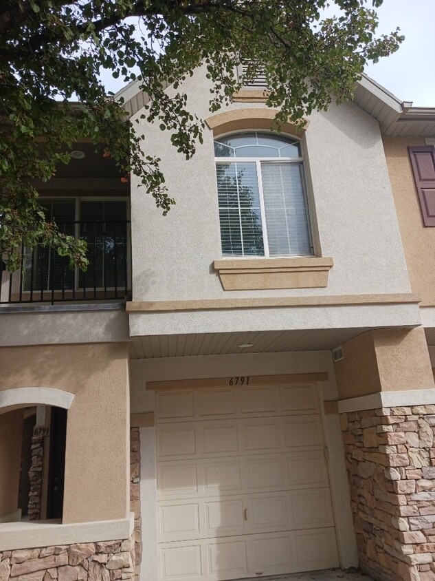 Primary Photo - Charming 3-Bed Oasis with Cozy Fireplace. -