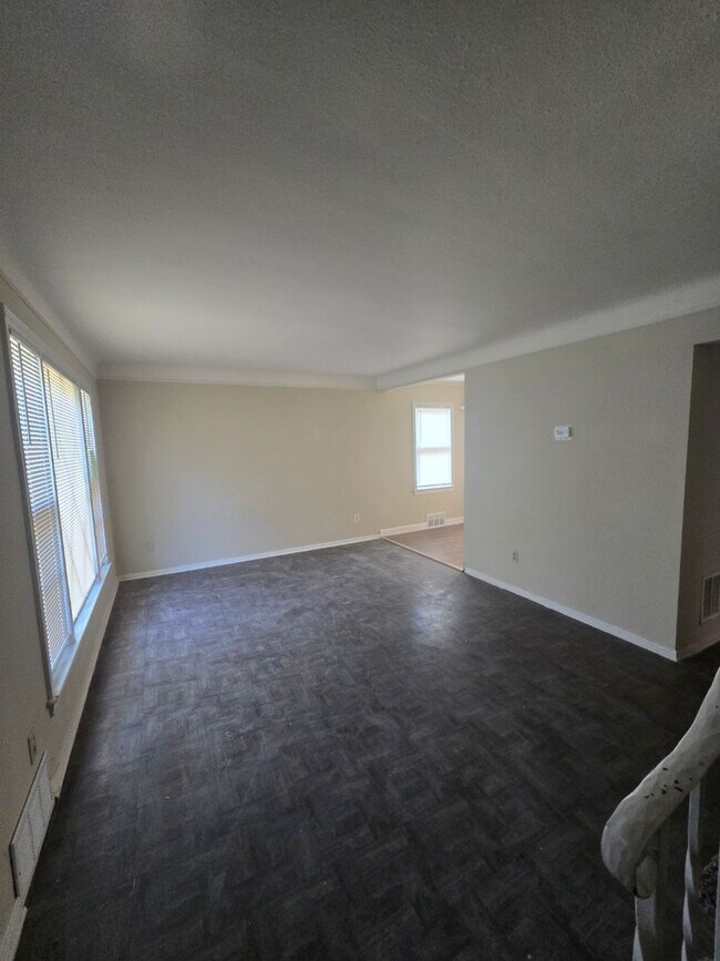 Foto del edificio - Partially updated spacious home