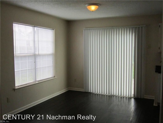 Building Photo - 3 br, 2.5 bath House - 305 King Court