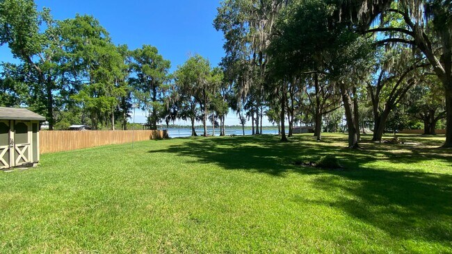 Foto del edificio - Lake Rousseau Fishing Paradise: The Ultimate Turnkey Retreat