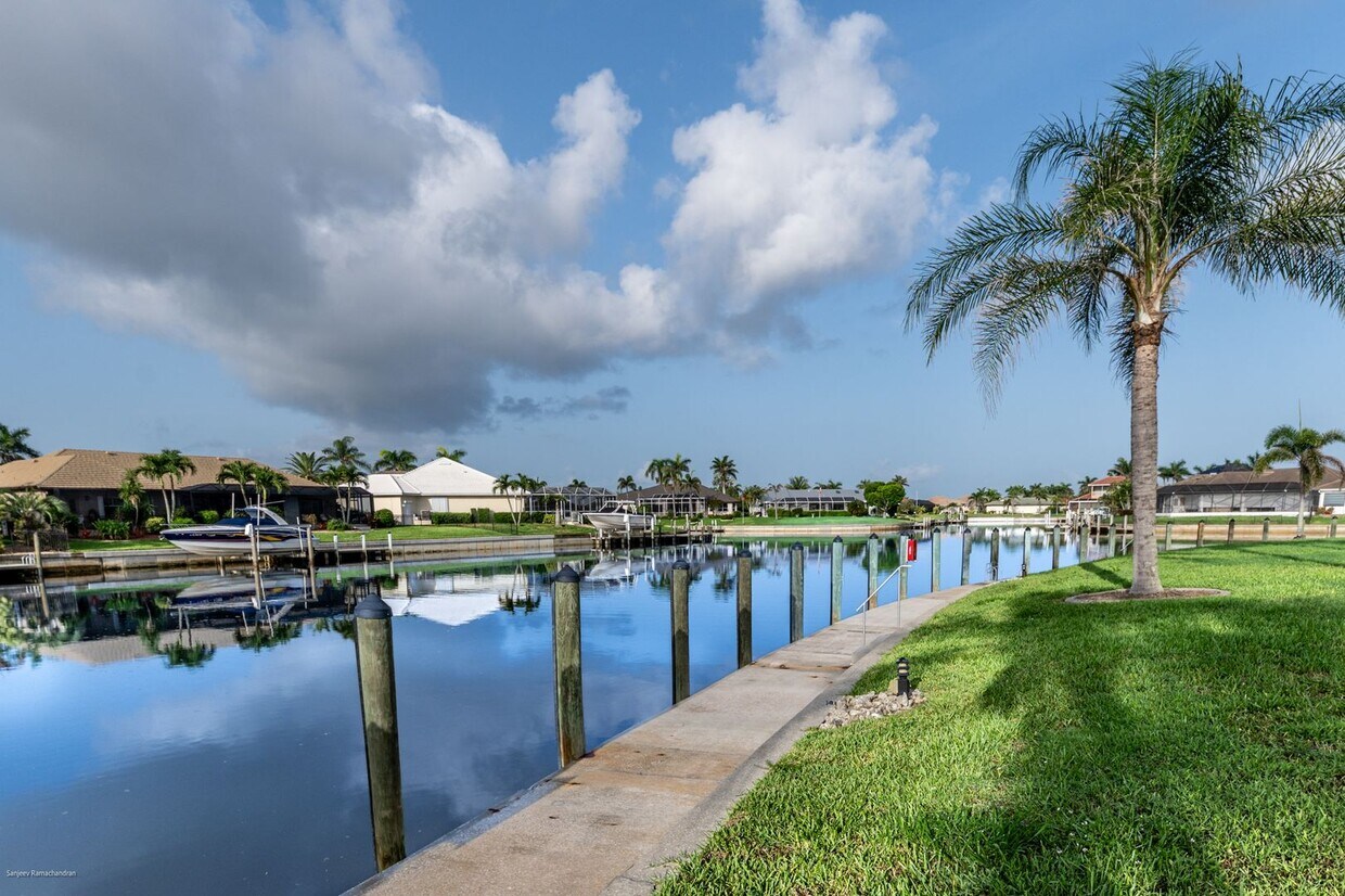 Primary Photo - CLOSE DOWNTOWN PUNTA GORDA. GROUND FLOOR U...