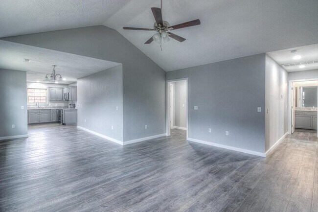 Building Photo - 2850 E Stanford St