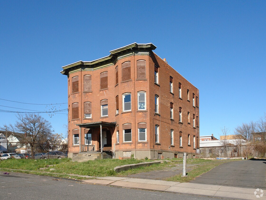 Primary Photo - 42 Belmont St