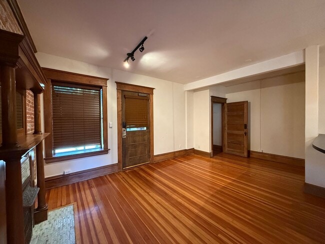 Foto del edificio - 1210 E Colfax Ave