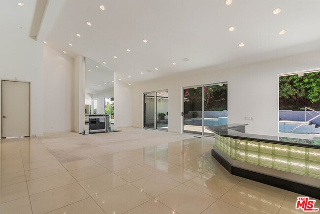 Foto del edificio - 811 N Hillcrest Rd