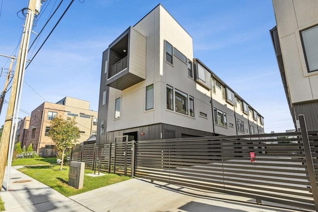 Photo - 2916 Hawthorne Ave Apartment